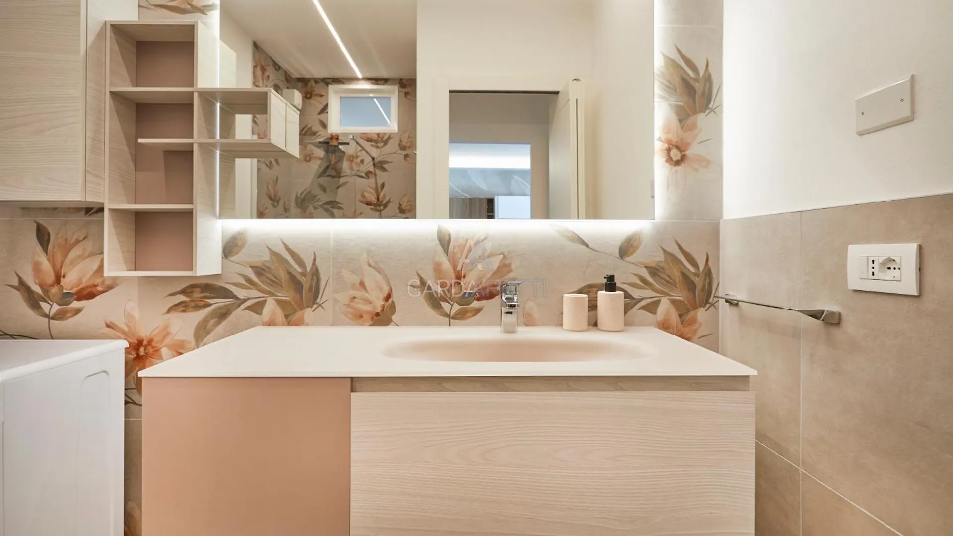 Kyoto Apartment - Eleganza Moderna Vicino Alle Meraviglie Del Garda Peschiera del Garda 0*,  Italy
