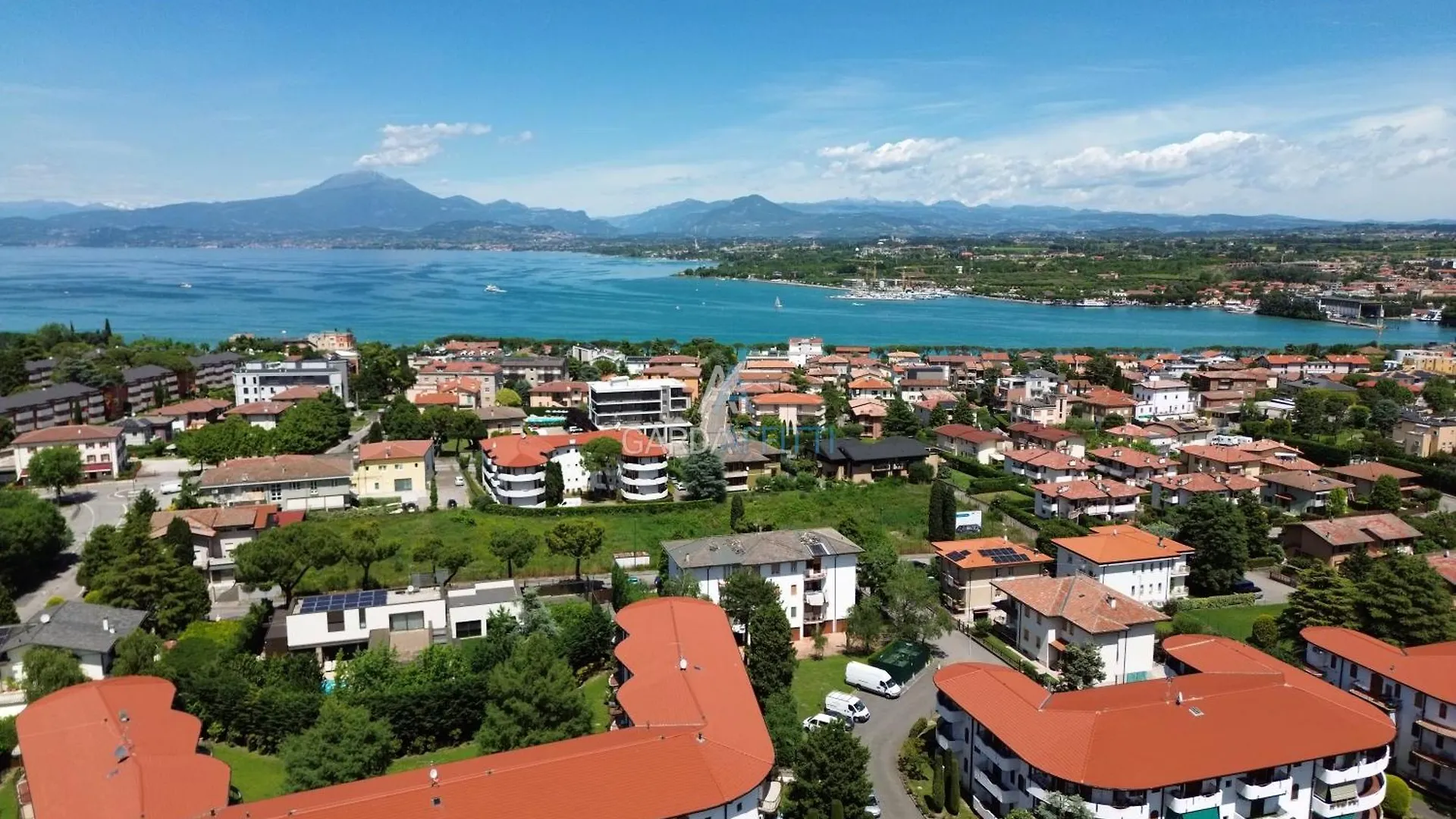 Kyoto Apartment - Eleganza Moderna Vicino Alle Meraviglie Del Garda Peschiera del Garda 0*,  Italien